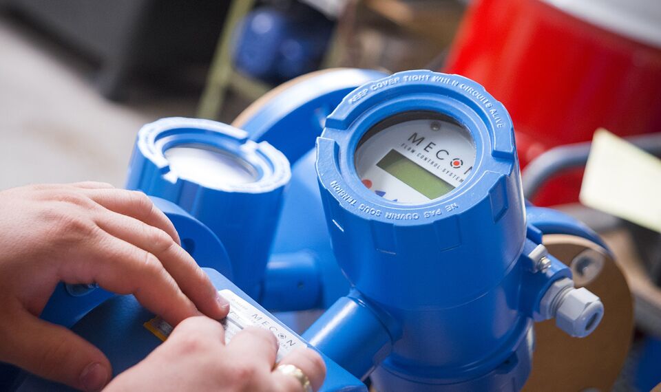 Flowmeter calibration at Mecon electromagnetic flowmeters.